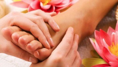 Massagem nos pés. Você sabe o quão benéfica ela é antes de dormir?