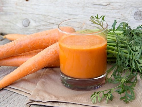 Sucos naturais com cenoura