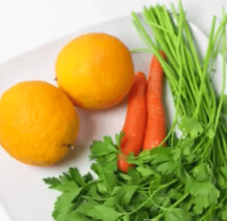 Ingredientes do suco de cenoura, laranja e salsinha