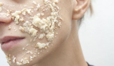Diga adeus para as espinhas e a acne com esta máscara de aveia e leite