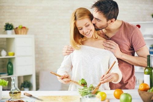 Casal cozinhando juntos