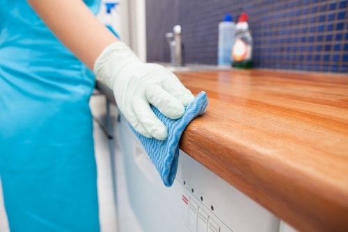 Desinfetar-a-bancada-da-cozinha-500x334