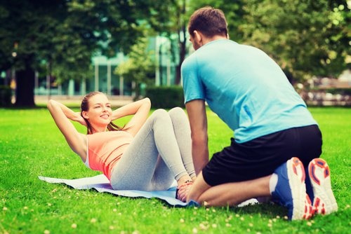 Casal fazendo exercícios