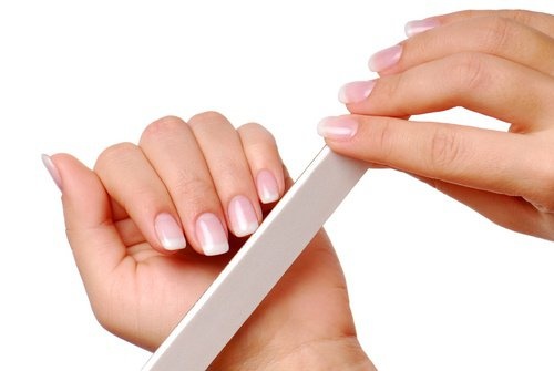 Mulher fazendo manicure nas unhas