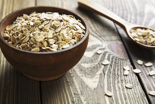 A aveia é um dos ingredientes da máscara de aveia e leite para combater as espinhas