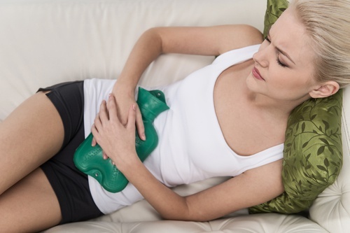 Mulher com dor por causa da inflamação pélvica crônica