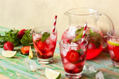 Água detox de morango com limão