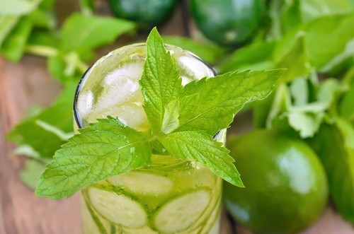 Água detox de limão, hortelã e pepino