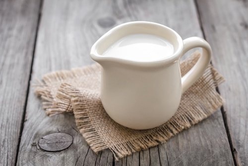 O leite é um dos ingredientes da máscara de aveia e leite para combater as espinhas