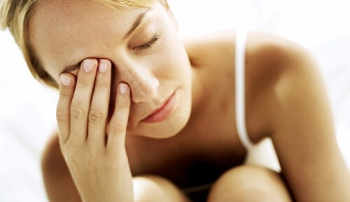 Mulher cansada que precisa da vitamina para obter energía
