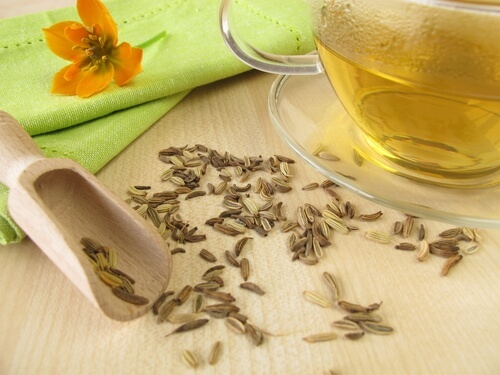 Chá de erva-doce para evitar retenção de líquidos nas pernas
