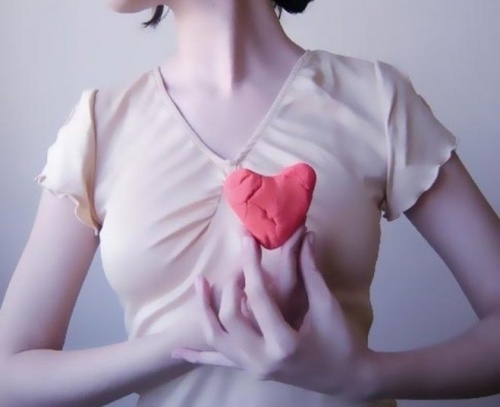 Mulher representando doenças cardiovasculares femininas