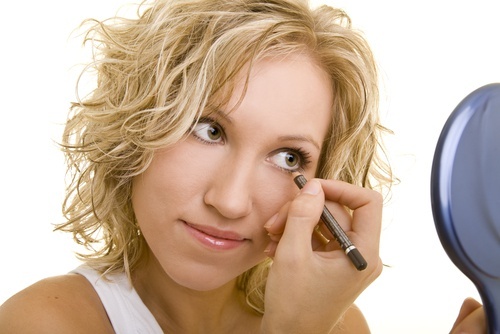 Aplicar delineador de forma errada são hábitos de maquiagem que podem fazer mal