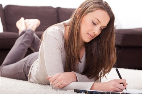 Mulher escrevendo seu plano nutricional