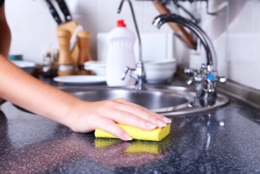 Saiba como lavar e desinfetar as esponjas usadas para lavar louça