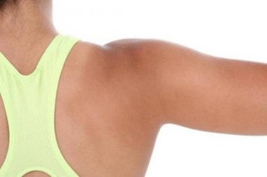 Quer fortalecer os ombros? Então não perca estes 7 exercícios!