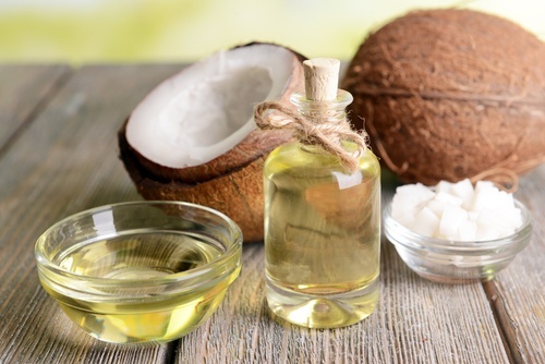 óleo de coco para combater a escassez de cabelo