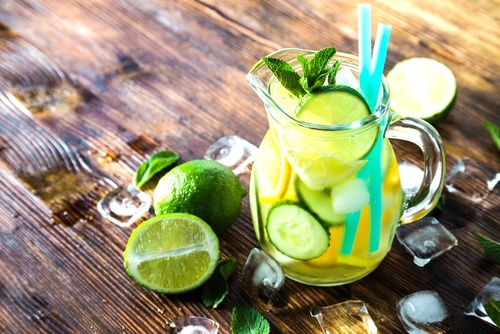 Água detox com limão