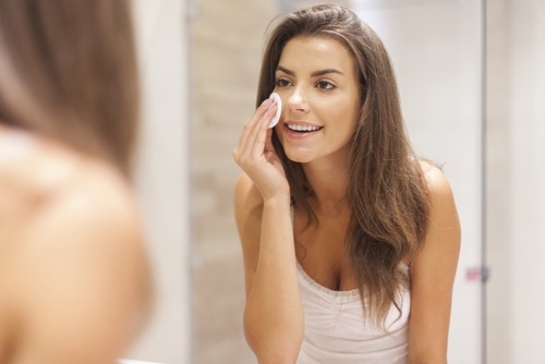 Mulher passando peeling de aspirina no rosto
