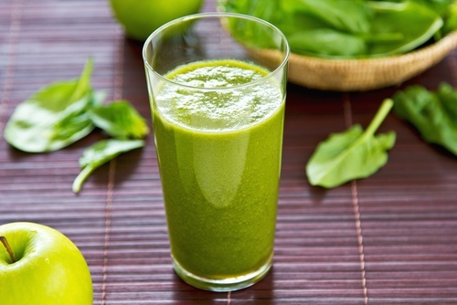 Sucos naturais com folhas verdes
