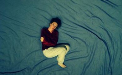 Mulher sofrendo de vazio emocional