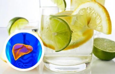 Água com limão para desintoxicar o fígado