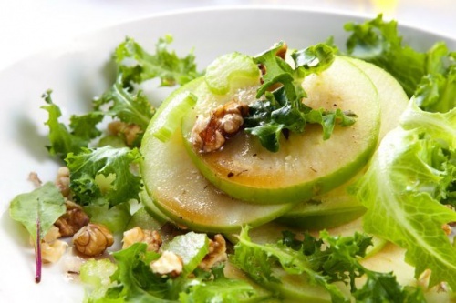 Salada-antiinflamatória-de-aipo-e-maçã-verde