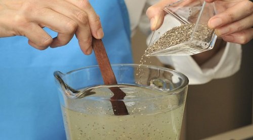 Como preparar água de chia com limão