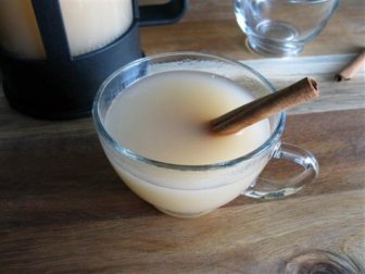 Infusão de aveia para tratar o abdômen inchado
