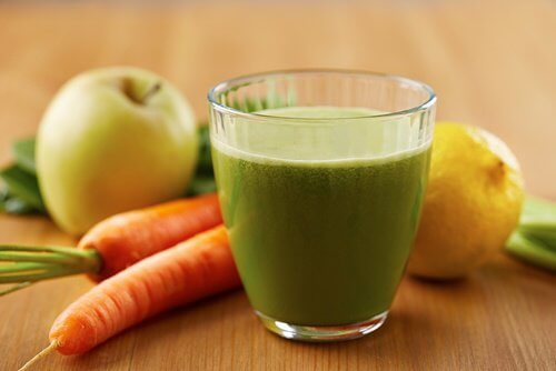Delicioso suco natural para reduzir o colesterol e a pressão alta Delicioso suco natural para reduzir o colesterol e a pressão alta