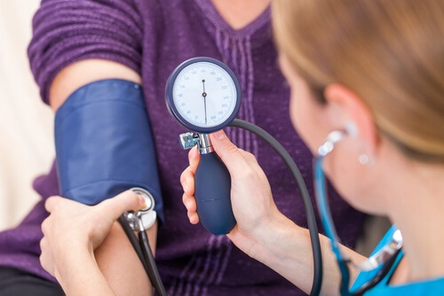 Alterações na pressão arterial podem indicar um problema na glândula tireoide