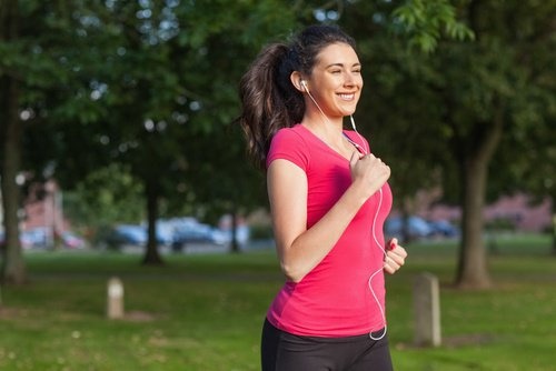 Mulher que gosta de correr ouvindo música