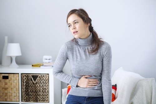 Moça com problemas digestivos por causa da ansiedade