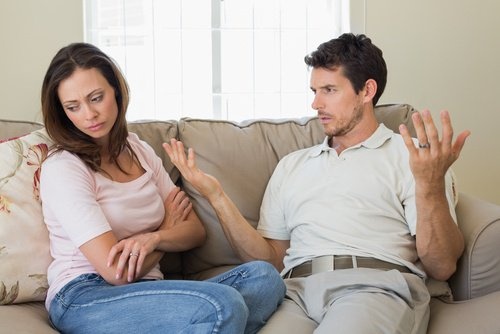 casal que discutindo em um relacionamento infeliz