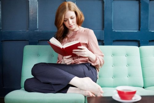 Mulher lendo um livro sobre a vida