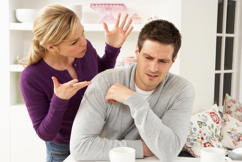 casal discutindo em um relaiconamento infeliz