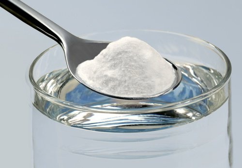 Agua-com-sal-para-tratar-as-aftas