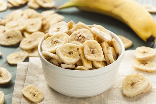 Comer banana evita que os calcanhares cocem