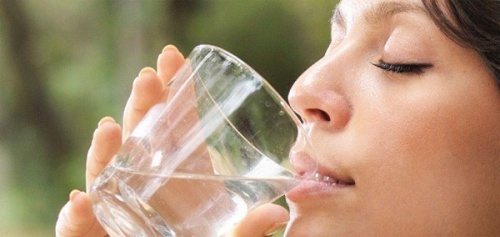 Beber-agua-para-a-saude-de-sua-pele