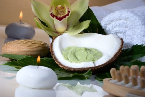 abacate-e-oleo-de-coco-para-controlar-frizz