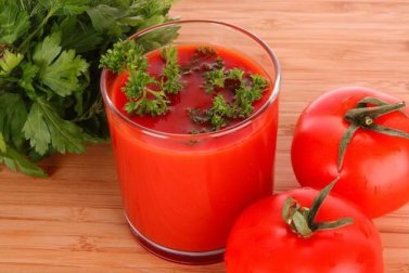 Batida de tomate e salsinha para combater a retenção de líquidos