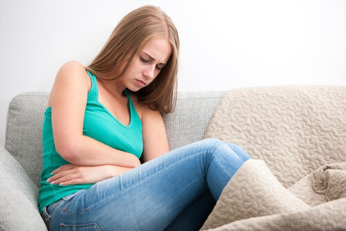 Mulher com cólicos por fibromas