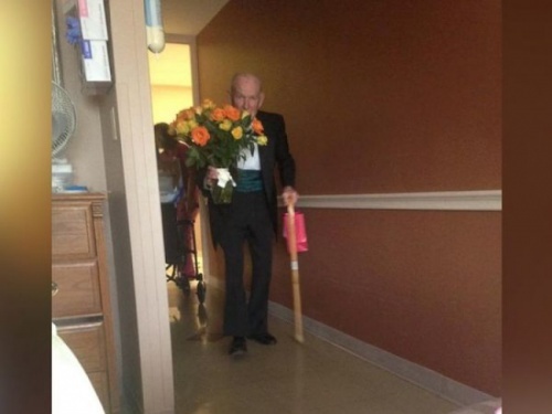Idoso visita seu amor no hospital