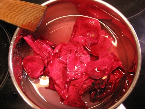 Agua-de-rosas-para-olhos-inchados