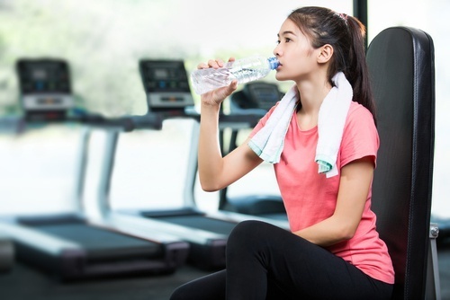 É essencial beber água ao fazer exercícios