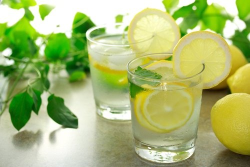 água com limão contra a celulite