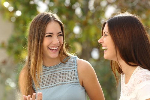 Amigas-conversando