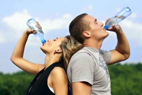 É ideal o casal beber água depois de fazer exercícios