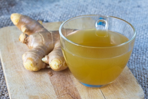 Aprenda a preparar uma cerveja de gengibre para reduzir a dor e a inflamação