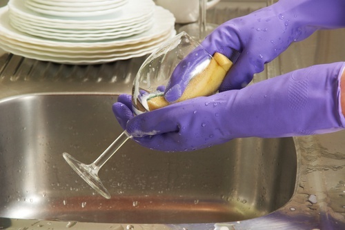 Talco de bebê pode ser utilizado para conservar luvas de cozinha.